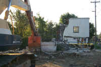 Yaleboathousedemolition2.jpg (34435 bytes)