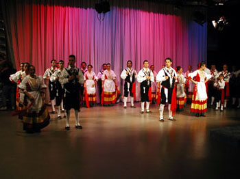 L'Eco-Del-Gargano-dances-at